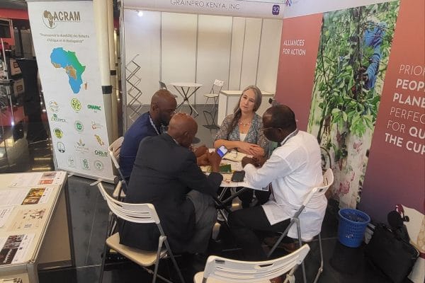 Discussion-avec-LisaConway-de-Coffee-Quality-Institute-et-CarlosBrando-de-Global-Coffee-Platform-en-marge-de-WCPF2023-a-Kigali