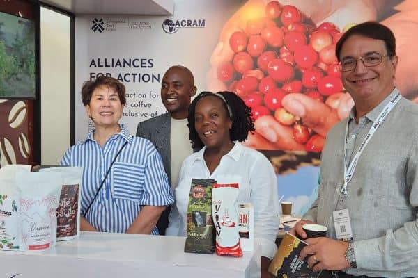 Visite de la Directrice Exécutive l'Organisation Internationale du Café sur le stand de l'ACRAM
